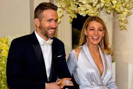 With helen mirren, ryan reynolds, daniel brühl, katie holmes. Ryan Reynolds Peinliche Anekdoten So Amusant Gratuliert Er Blake Lively Zum Muttertag Gala De