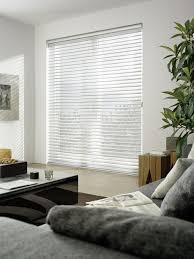 Raffinesse Die Perfekte Kombination Aus Vorhang Und Jalousie Jalousien Innen Jalousien Vorhange Wohnzimmer