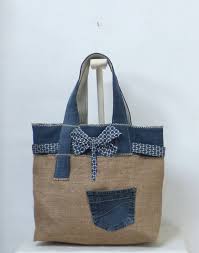 Jean en sac ou en coussin sympa source britco tout d'abord il faut tout d'abord les transformer un vieux jean en à l'intérieur. Cabas En Toile De Jute Brute Et Jean Pour Shopping Plage Etsy Sac Toile De Jute Sac Jute Sac En Toile