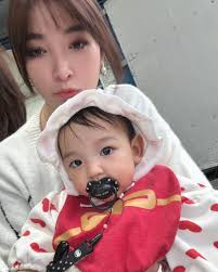 許維恩- 現在拍照女兒可愛比較重要～ 我已經很隨性了🤣😂 忒忒Athena Love you baby ❤️