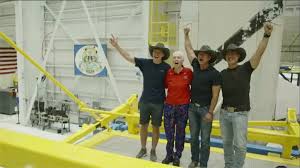Jun 14, 2021 · 亞馬遜創辦人貝佐斯（jeff bezos）的太空事業blue origin在12日進行私人太空旅行處女航慈善拍賣，在開始不到7分鐘的時間內就以2,800萬美元落槌（約台幣7.75億元）。 這位幸運得主將和貝佐斯在7月20日搭乘blue origin研發的new shepard火箭升空。 Sd7smb64z5oalm