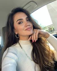 A lil selfie to brighten up your feed 😚 #selfie #photo #hair #makeup