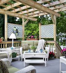 10 Erfrischende Ideen Wie Man Die Terrasse Gestalten Und Erneuern Kann Terrassen Ideen Pergola Uberdachung Pergola Dach