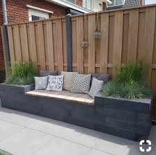 Simple Built In Bench And Planter With Nice Fence Behind Banke Garten Hinterhof Gartengestaltung