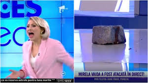 O femeie dezbrăcată a intrat în platou și a aruncat cu un bolovan spre prezentatoare, în timp ce striga: Acces Direct Ce I A Strigat Atacatoarea Mirelei Vaida In Timp Ce A Aruncat Cu Un Bolovan In Ea Video Spynews Ro