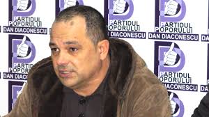 Viorel Mortu scoate toate celularele din birou, cand discuta cu inspectorul  scolar general al Brailei