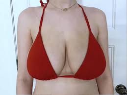 Alicia Moffet dévoile le résultat de sa réduction mammaire, elle est passée  de 32DDD à 32C - Monde de Stars