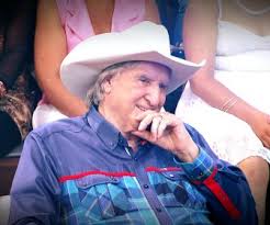 A assessoria do cantor sergio reis informa que ontem por volta de 21:30 o ator e cantor, logo ao voltar da área da colheita de sua fazenda, bateu as botas na entrada da sua varanda. Domingo Show Geraldo Luis Entrevista O Cantor Sergio Reis Bastidores O Planeta Tv
