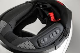 L'écouteur sans fil pour casque est le moyen le plus sûr et le plus pratique pour répondre aux appels entrants lorsque vous êtes à moto. Intercom Moto Accessoire Essentiel Du Motard Comment Bien Le Choisir