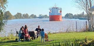 Tiene una superficie aproximada de 60 m2. Restaurante El Esturion Comer En Familia A Orillas Del Guadalquivir