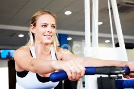 Whether gyms are closed or maybe you just don't want to spend the money on a gym membership, you can still get fit in the comfort of your own home. Junge Blond Caucasian Frau Trainieren Sie Im Fitness Studio Stockfotos Freeimages Com