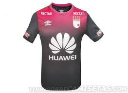 Para el león el compromiso frente al equipo azucarero es un duelo directo en busca alcanzar el primer lugar de la tabla, para el cuadro verde de. Tercera Camiseta Umbro De Independiente Santa Fe 2016