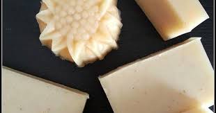 Oui J Assume Je Le Dit Il Est Parfait Ce Savon Du Moins Pour Moi Il Sent Incroyablement Bon Je Le Trouve Beau Bi Soap Packaging Diy Diy Cosmetics Parfait