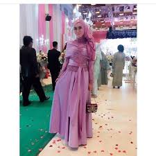 Kalau dibandingkan dengan bahan satin yang lain secara fisik kain satin ini agak berat, kaku dan mengkilap di sisi luarnya saja. 10 Contoh Inspirasi Baju Gamis Pesta Yang Kekinian Besok Sukses