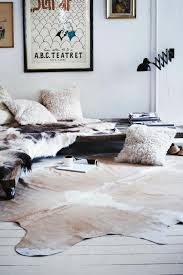 Zum verlegen des neuen teppich, der fixierung und natürlich für die reinigung findet ihr im handel viele unterschiedliche lösungen. Kuhfell Teppich Im Wohn Oder Schlafzimmer Verlegen