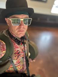 Balloon artist switches to full-time photography job