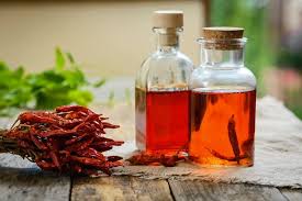 Peperoncino fresco, olio extravergine d'oliva, sale marino integrale di cervia, succo di limone. Come Preparare In Casa Olio Piccante Al Peperoncino Olio Santo Ricetta