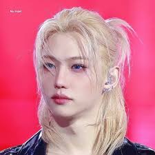 Can someone tell me what's going on😨 I don't know anything about this did  I missed something 💀😵‍💫 straykids