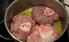 El osobuco es un plato de la cocina italiana que ha roto fronteras, se prepara con un corte especial de ternera que lo lleva a aprovechar una de las partes más tiernas del animal. Osobuco A La Olla Raza Folklorica