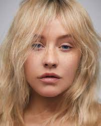 Celebrity photo on the eve of her latest album, bionic , aguilera sported a sleek bob and natural makeup. How To Get Christina Aguilera S No Makeup Look A E Magazine