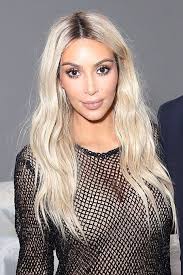 Diana madison visits celebrity colorist george papanikolas at the andy lecompte salon in beverly hills to learn how to get kim kardashian's now famous honey. Kim Kardashian Has Just Made Retro Chunky 90s Highlights Cool Again Kim Kardashian Hair Kardashian Hair Kim Kardashian Blonde