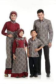 Dengan baju couple, anda dan pasangan juga bisa lebih merasakan kebersamaan di hari yang walau bentuknya lebar dan terkesan wah, baju ini cukup fleksibel untuk dikenakan pada acara lain. Foto Baju Batik Couple Ayah Ibu Dan Anak Anak Pakaian Anak Kebaya Muslim