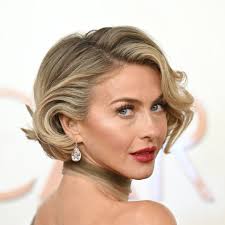 Elle Macpherson shows off her figure