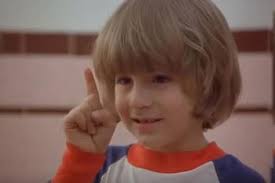 Dans The Shining (1980), Danny Torrance (Danny Lloyd) remue son doigt  lorsque sa « personnalité alternative » Tony parle à travers lui. Ce  concept a en fait été imaginé par Danny, qui