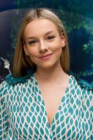 Ester Expósito- Spanish actress from Netflix show Elite (first 2 pics are  of her now and last 2 are of her before) : r/VindictaRateCelebs