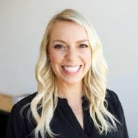 Sara Paull's Instagram, Twitter & Facebook