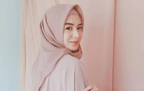Kebanyakan wanita memang jatuh cinta pada lelaki yang memiliki rahang yang tajam dan menonjolkan wajah lelaki tersebut. Maksud Sebenar Kecomelan Wanita Di Mata Lelaki