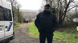 Ces dernières heures, hubert caouissin a fait de nouveaux aveux aux enquêteurs sur les jours qui ont suivi le quadruple meurtre. Affaire Troadec Hubert Caouissin Avec Les Enqueteurs Dans Sa Ferme A Pont De Buis Sur Orange Videos
