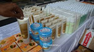 Kini, marak ditemukan kosmetik dan produk kecantikan dengan bahan berbahaya seperti merkuri. Wajib Tahu Daftar Kosmetik Oplosan Yang Dilarang Bpom Ada Kosmetik Korea Yang Dipalsu Tribunnews Com Mobile