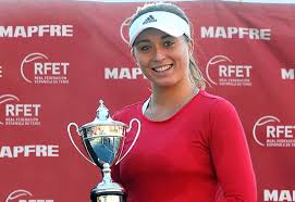 Se llama paula badosa, tiene 22 años y es una atractiva jugadora española de tenis. Paula Badosa Guanya El Campionat D Espanya Absolut Davant Carla Suarez Reial Club De Tennis Barcelona