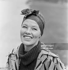 140 Queen Glenda Photos & High Res Pictures