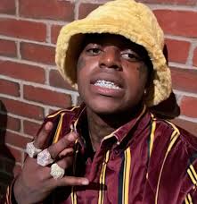 kodakblack good at matching his fits with his surroundings 🔥🔥 Y'all  feeling his drip 💦🤔