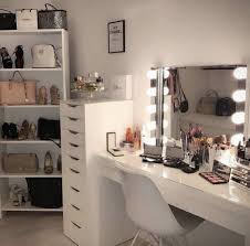 Epingle Par Kassidy Sur Everything En 2020 Rangement Pour Coiffeuse Miroir Coiffeuse Decoration Maison