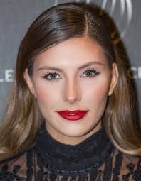 Son physique et sa beauté charment toujours plus de personnes jour après jour. Camille Cerf En Couple Qui Est L Heureux Elu Elle