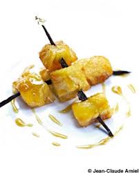 Brochettes D Ananas Caramelise Sur Un Baton De Vanille Pour 4 Personnes Recettes Elle A Table Recette Ananas Caramelise Recettes De Cuisine Brochette