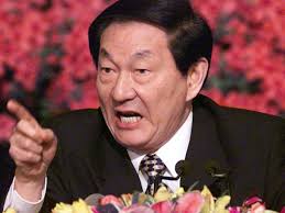 聽咗曾鈺成講走出理大嘅人都要影相登記、被拘捕，呢個紅衫人就繼續戴住黑超口罩由佢親自帶走#