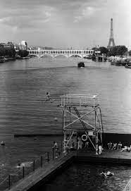 pin di paris in black white