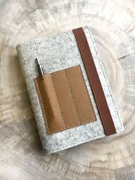 Nähe jetzt alles rundherum mit einem geradstich ab und achte dabei darauf, alle lagen mitzunehmen. Buchertaschen Kalender Buchhulle Wollfilz Amp Vegan Leder Crema Ein Designerstuck Von Chiquita Jo Bei Dawanda Kalenderhulle Wollfilz Stoff Buchdeckeln