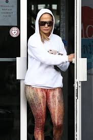 Pochodząca z bronksu artystka zaczynała jako tancerka występując u boku janet jackson i new kids on the block, z którymi podróżowała po całym świecie. Jennifer Lopez Leaving The Gym In Miami 08 25 2018 Celebmafia
