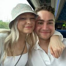 Lesa Maxwell's Instagram, Twitter & Facebook