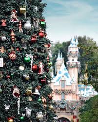 I M Curious To Know When Do You Actually Put Your Christmas Tree Up Do You Have A Specific Day O Disneyland Christmas Disney Photo Ideas Disney Photography