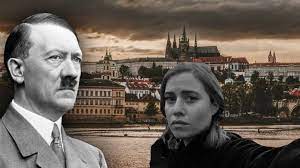 Okamžitě se objevily remixy této fotografie, které umisťují emmu smetanu do jiných katastrofických událostí. Plameny A Selfie Emma Smetana Se Vyfotila S Horici Katedralou Smeje Se Ji Cele Cesko Extra Cz