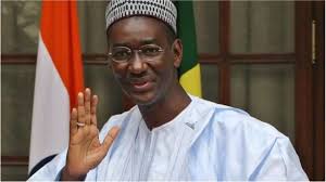 Homme de droite, plutôt discret, il est réputé ouvert au dialogue, et c'est un parfait connaisseur des arcanes du pouvoir depuis. Moctar Ouane Qui Est Le Nouveau Premier Ministre Du Mali Bbc News Afrique