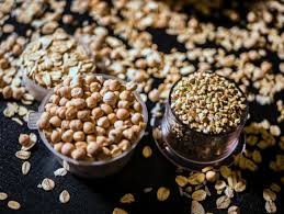 Gli alimenti, con i loro principi nutritivi (acqua, fibra, amidi, proteine, grassi, vitamine), hanno il ruolo di soddisfare i fabbisogni degli animali durante le diverse fasi fisiologiche proprie di tutti i processi vitali Quali Alimenti Sono Piu Ricchi Di Proteine