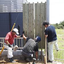 溝堀り工法のクロスポールフェンスの施工方法 土の地盤に溝を掘って 枕木を並べた上にフェンスを立て込み コンクリートを流して重しにします フェンス ポール クロス