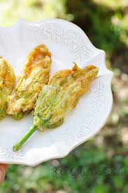 Fleurs De Courgette Farcies A La Mozzarella Comme A Rome Un Dejeuner De Soleil En 2020 Fleur De Courgette Farcie Courgettes Farcies Fleurs De Courgettes